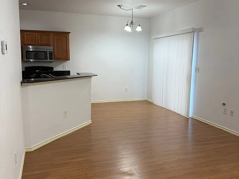 2802 Pasadena Ln — Photo 2