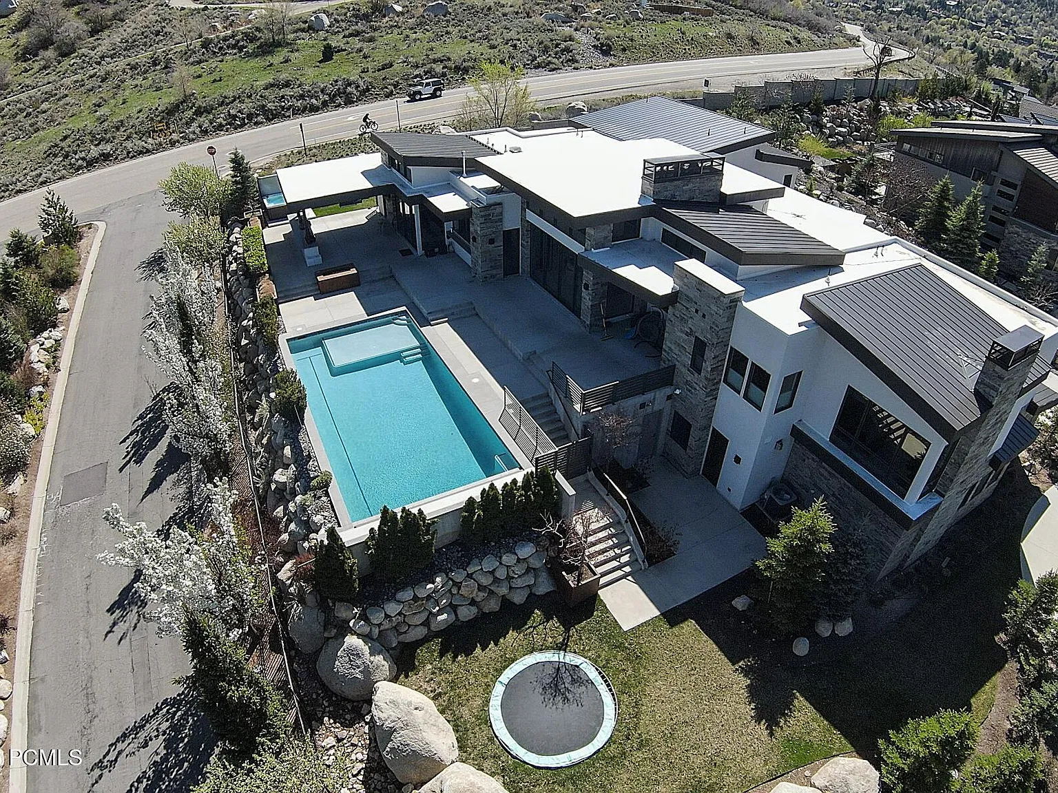 5 bed, 7.5 bath, 8066 sqft, $18,000 — Photo 2