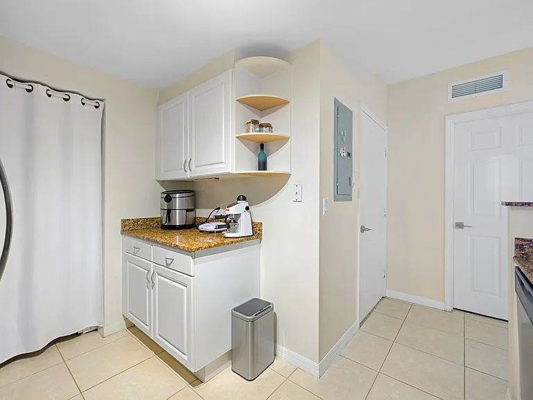 215 SW 42nd Ave #708 — Photo 8