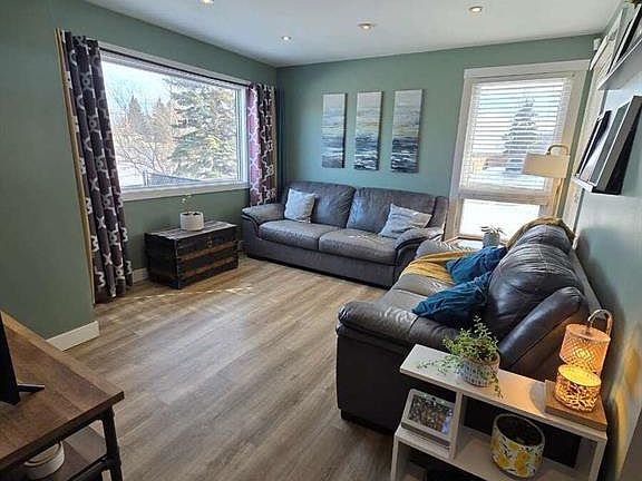 4th image of 674 Rink AVENUE