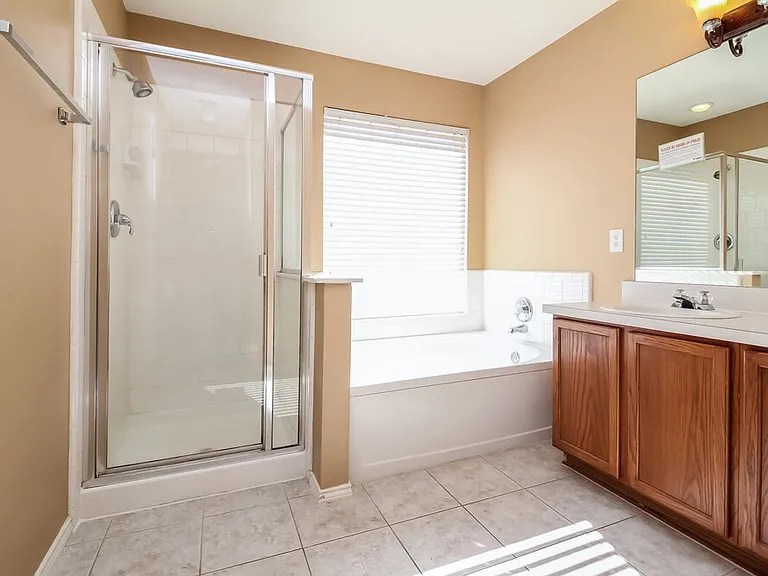 2204 Tailburton Ct — Photo 7