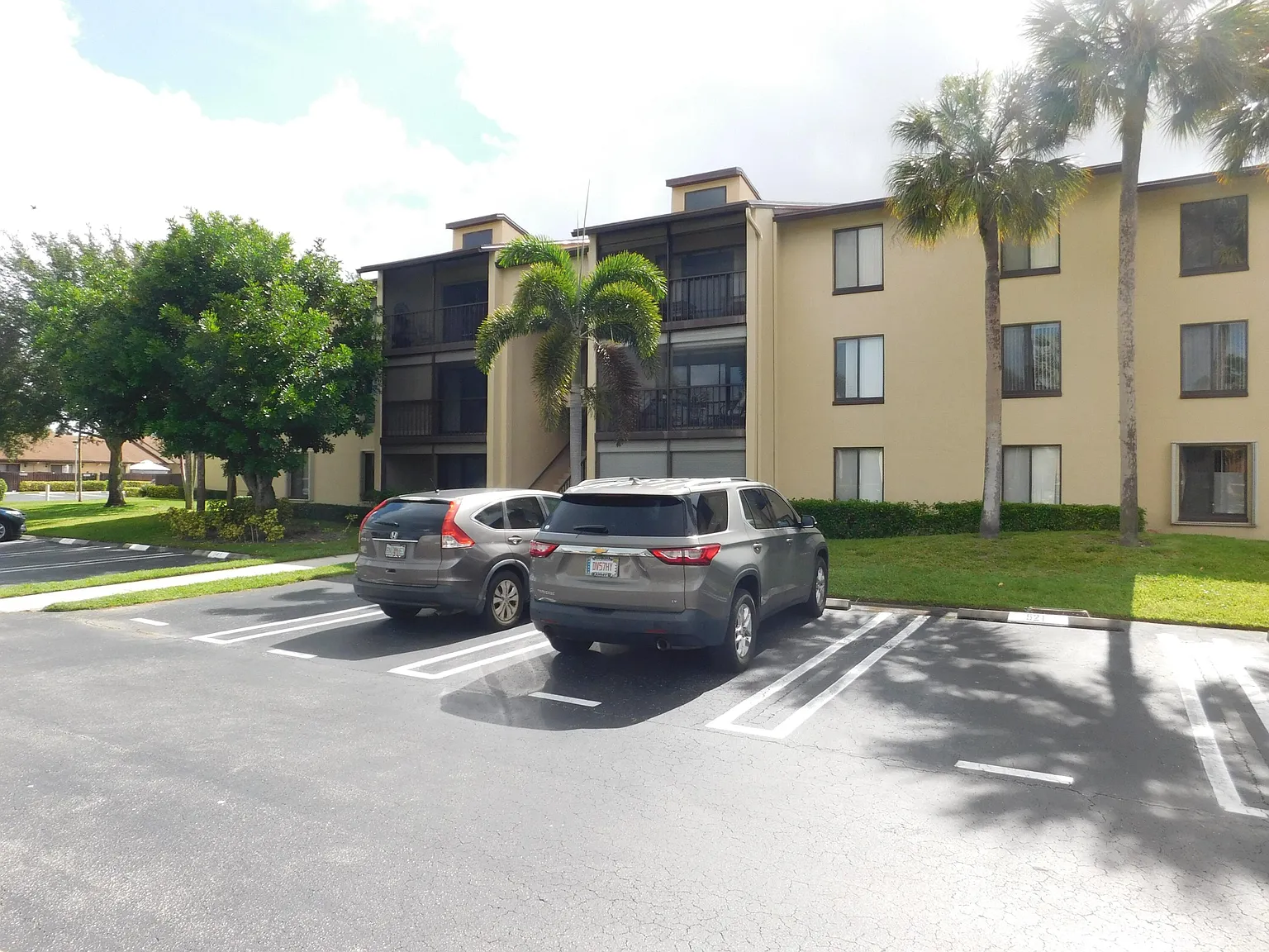 2 bed, 2.0 bath, 1005 sqft, $2,400 — Photo 2
