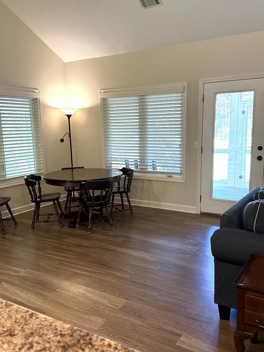 Dining area - 910 Honey Hill Rd