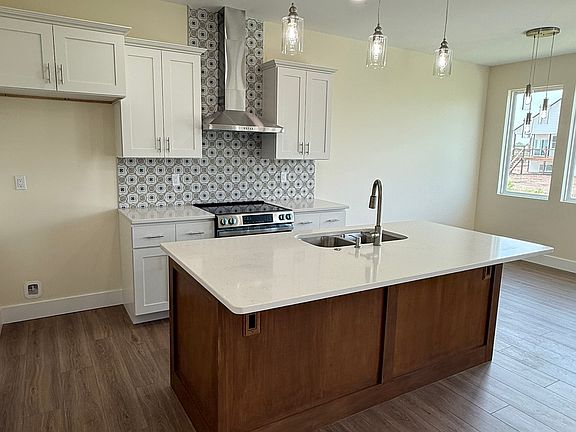 4th image of 1221 E Park Glen Ct