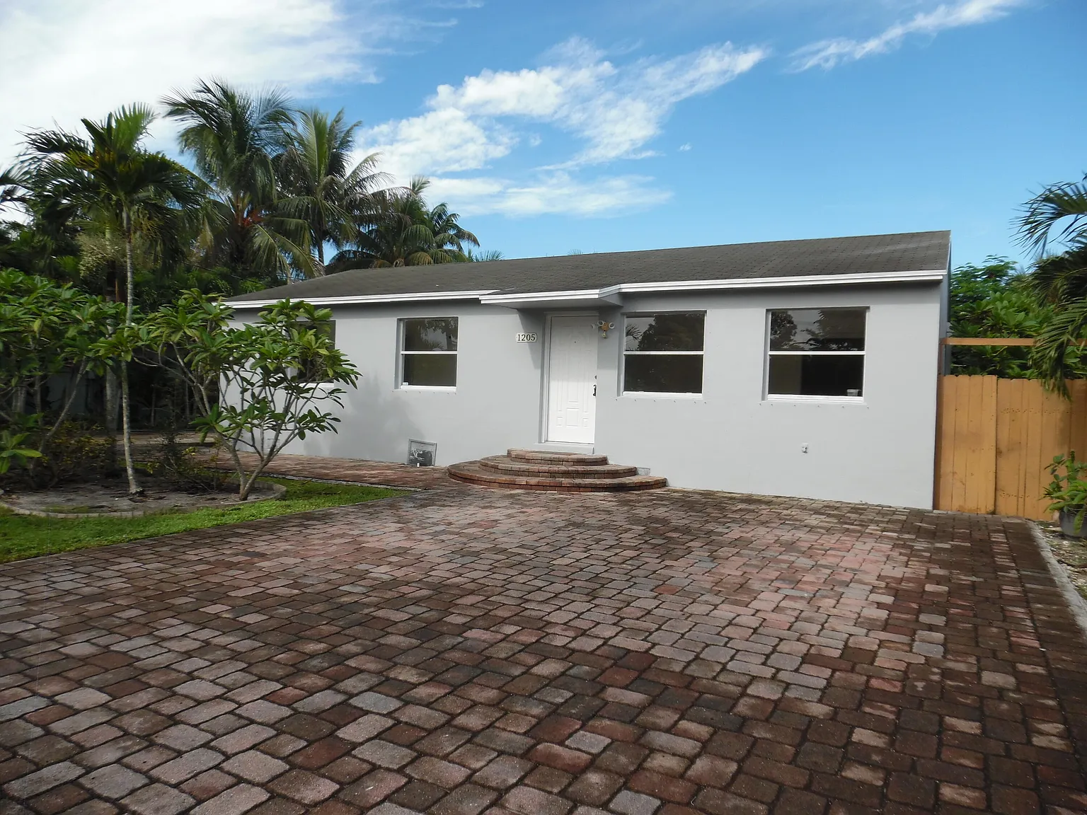 3 bed, 2.0 bath, 2008 sqft, $3,000 — Photo 2