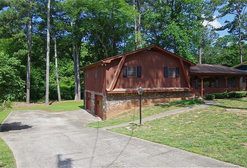 1st image of 2557 Hedgerow Dr NE