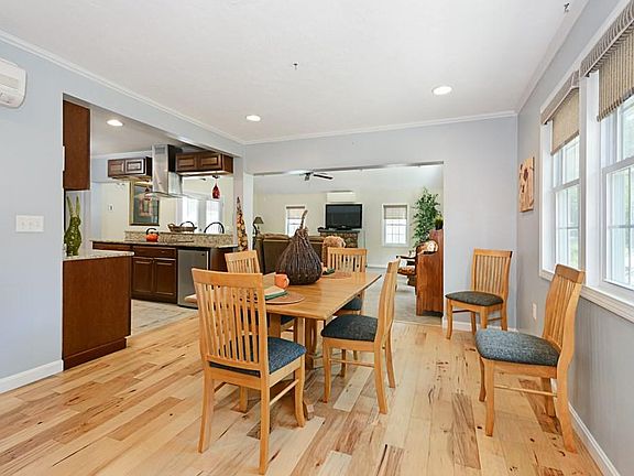5th image of 44 Crestwood Dr