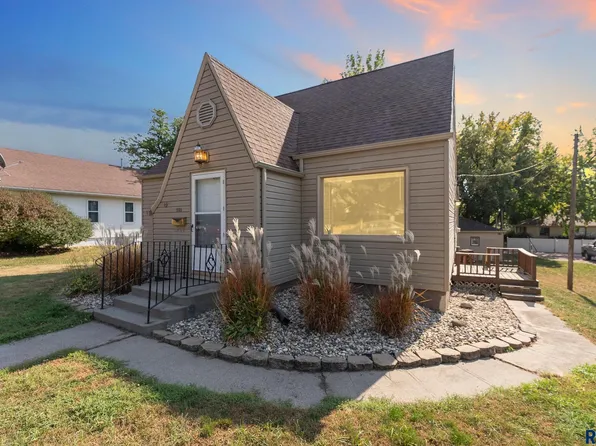 505 E 9th St, Dell Rapids, SD 57022