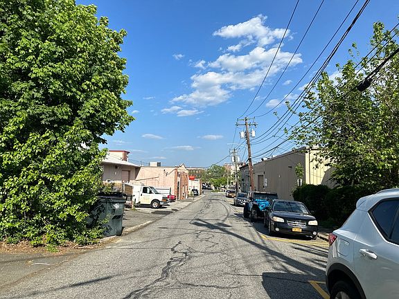 5th image of 160 Burd St