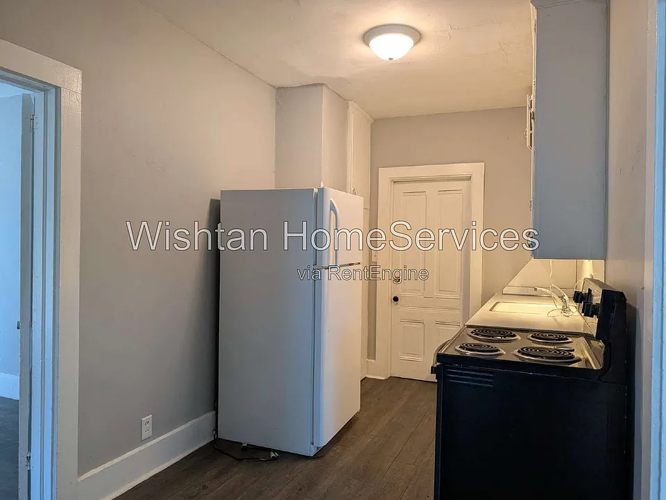 448 W 3rd Ave #4