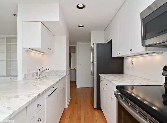 4th image of 345 W Fullerton Pkwy APT 3001