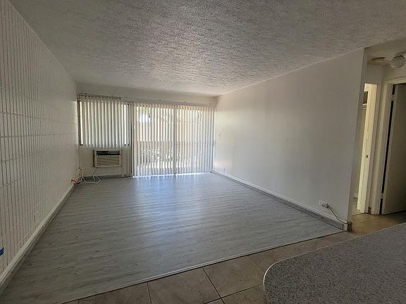 Living Room Looking Towards Lanai