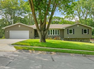 6044 Bridle Path, Omaha, NE 68152