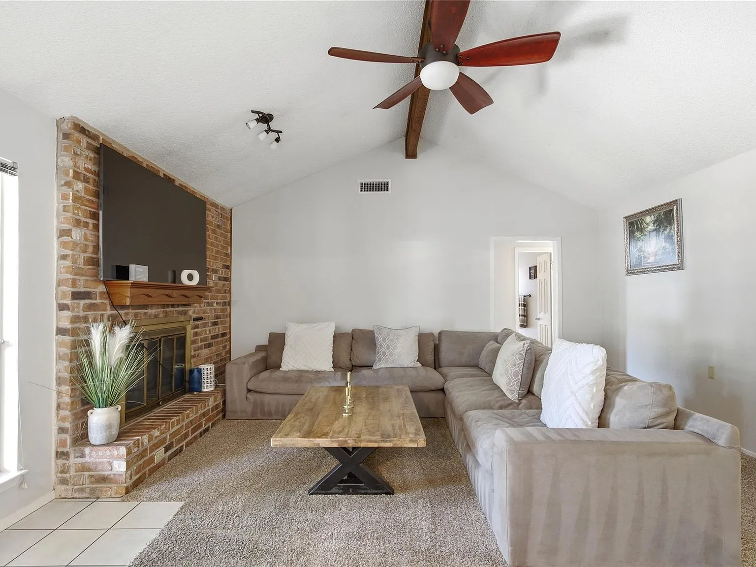 3 bed, 2.0 bath, 1330 sqft, $2,200 — Photo 4