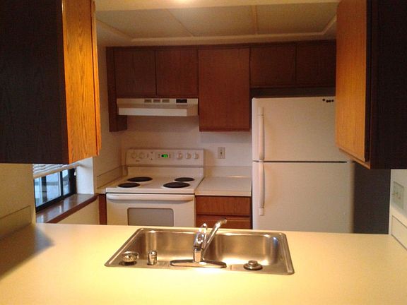Pass-through sitting bar to kitchen