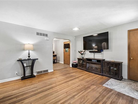 5th image of 1315 W 25th St S