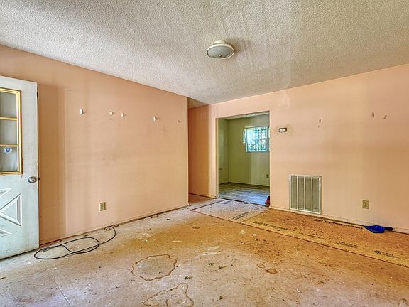 3rd image of 109 W Branyon Heights Ave