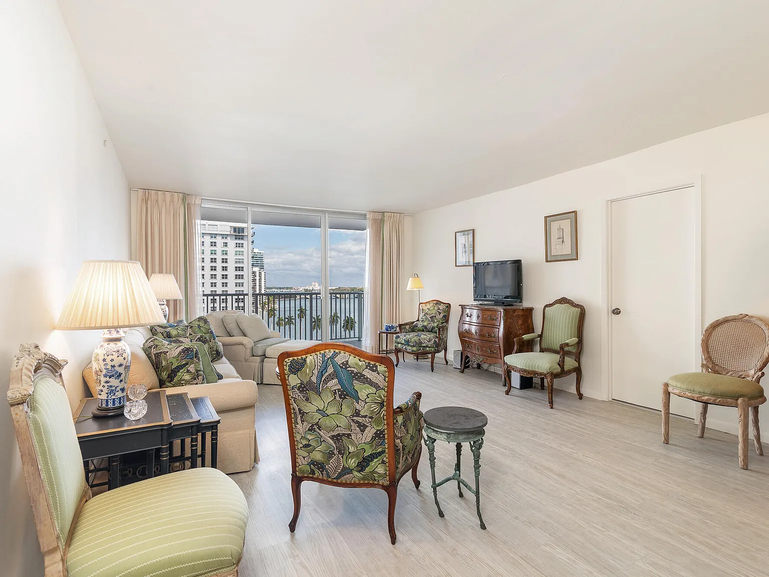 2 bed, 2.0 bath, 1348 sqft, $7,000 — Photo 3