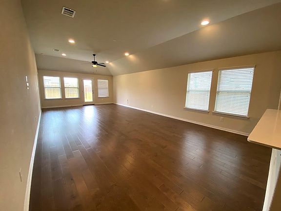 5th image of 912 Zacarias Dr