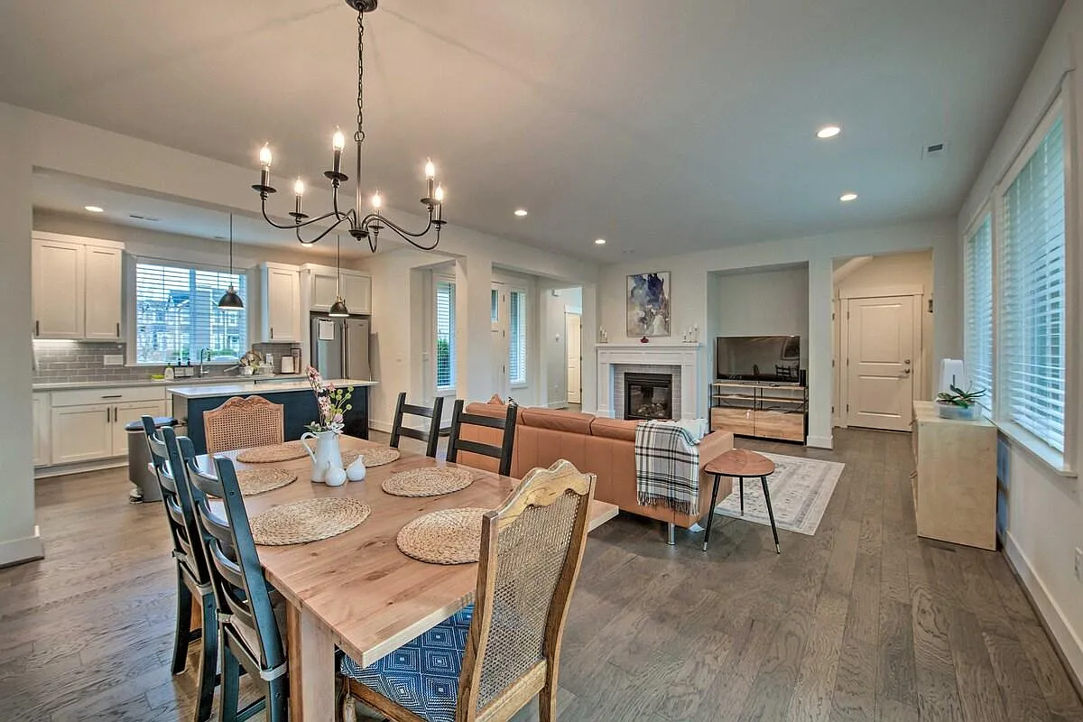 4 bed, 1888 sqft, $4,299 — Photo 2