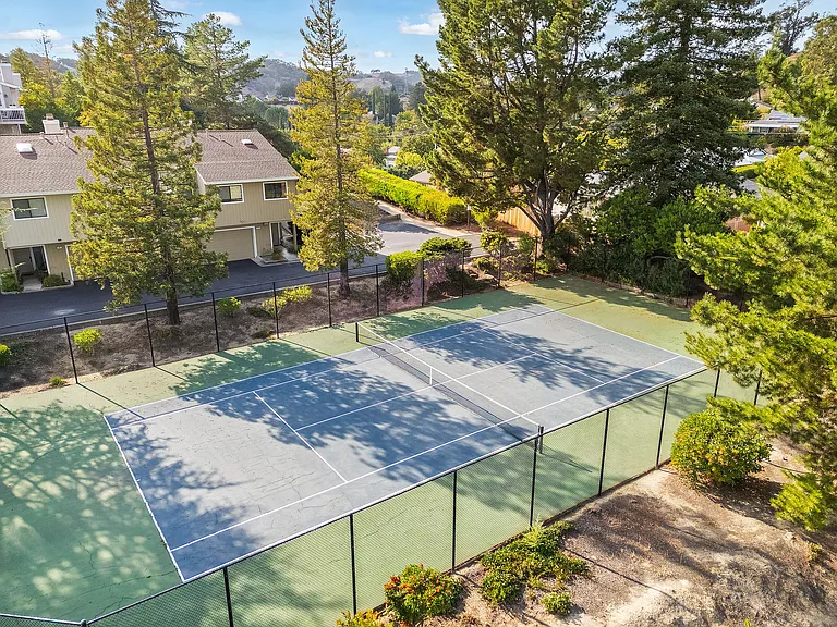 HOA Amenities: Tennis court