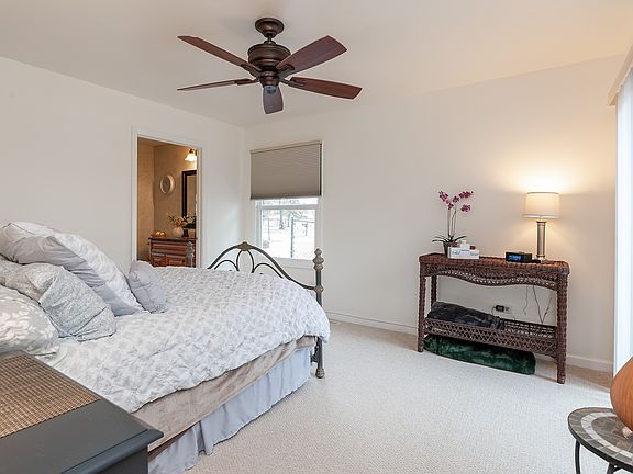 5th image of 105 White Oak Dr