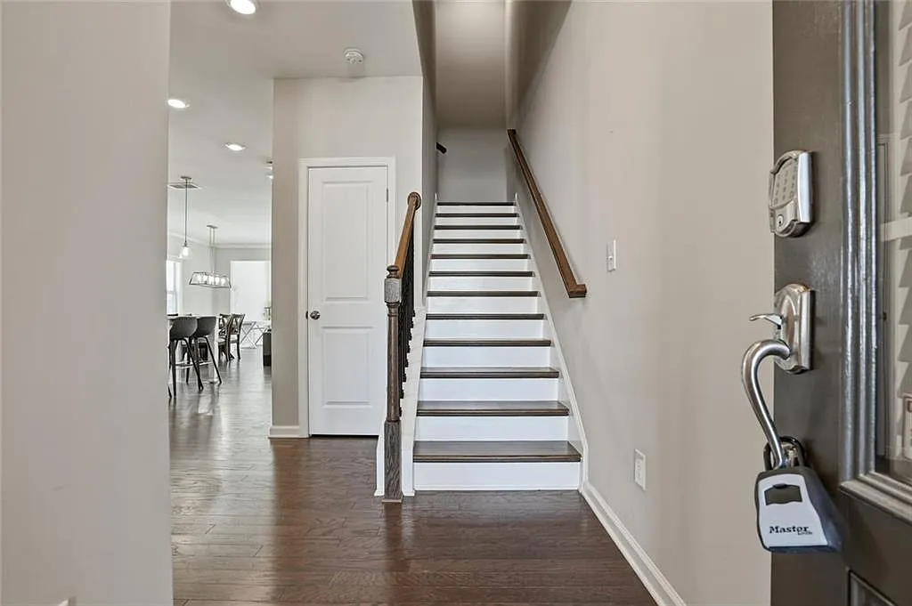 3 bed, 2.5 bath, 2476 sqft, $2,500 — Photo 2
