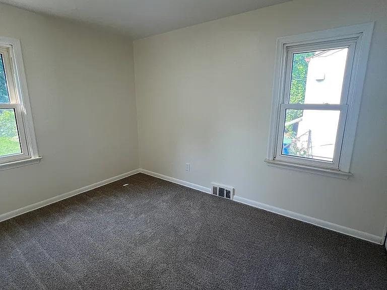 14018 Hendricks Ave — Photo 6