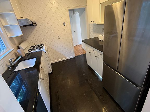 5th image of 185-42 Chelsea St