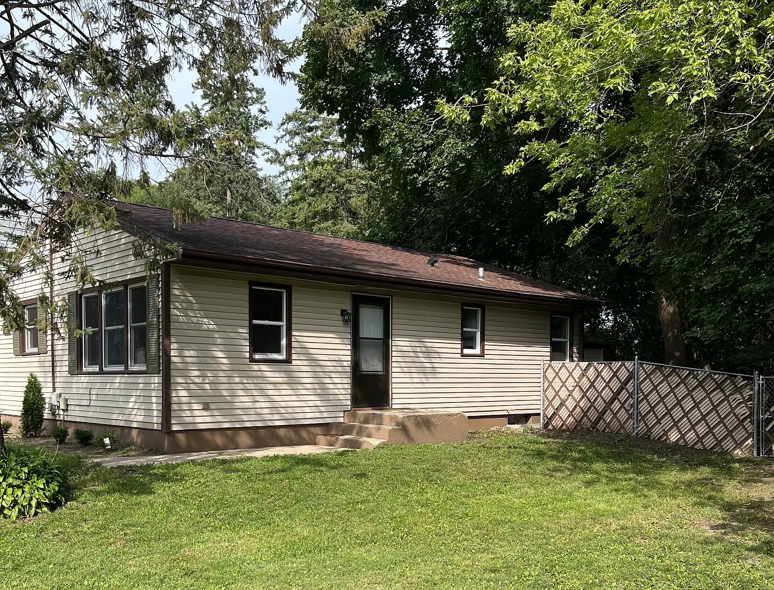 3 bed, 1.5 bath, 1025 sqft, $1,695 — Photo 2