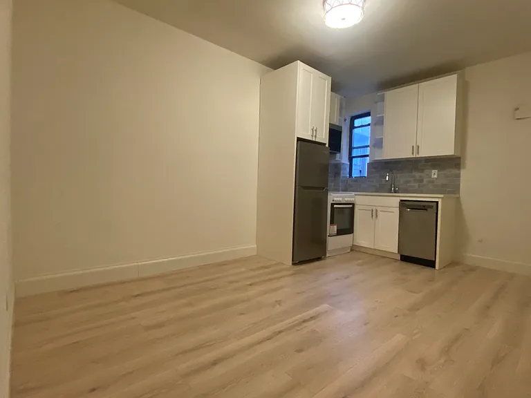 315 W 54th St #14 — Photo 1