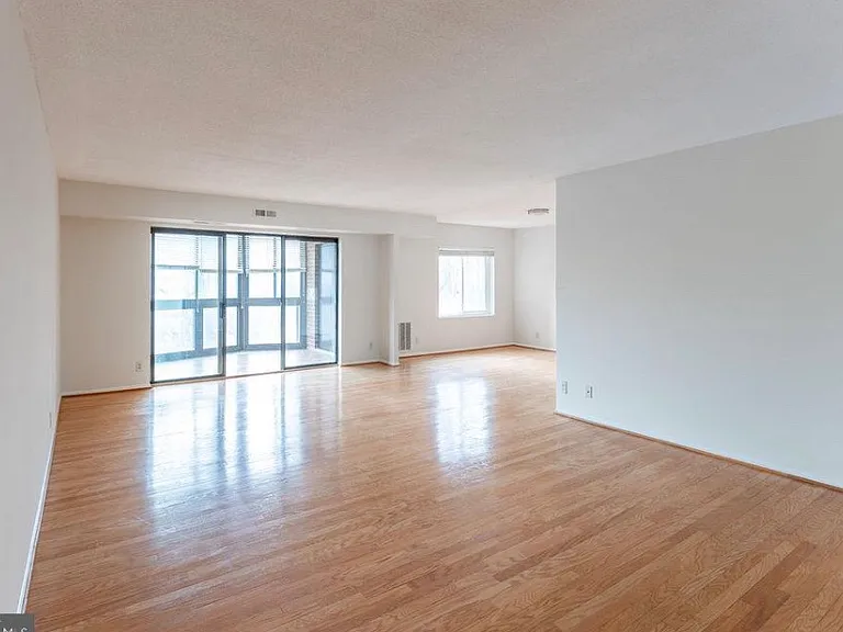 8370 Greensboro Dr #212 — Photo 9