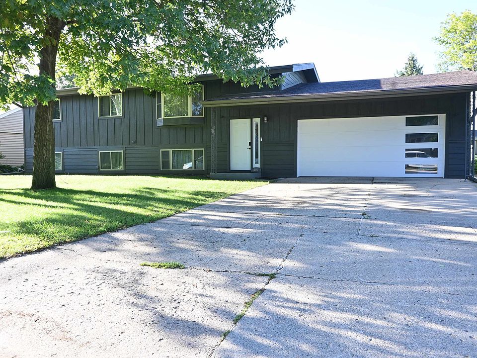 1st image of 300 9th St SW