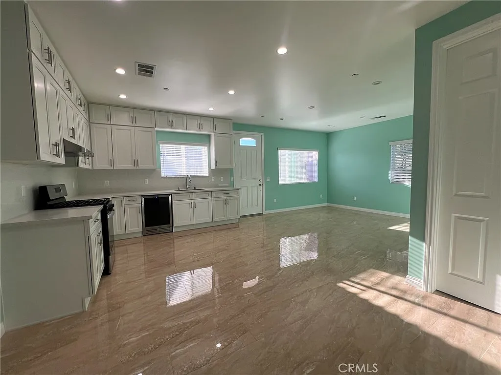 3 bed, 1100 sqft, $3,600 — Photo 4