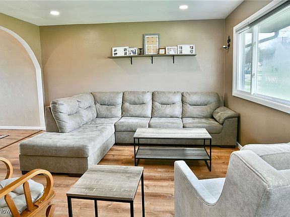 5th image of 765 Dresden Dr