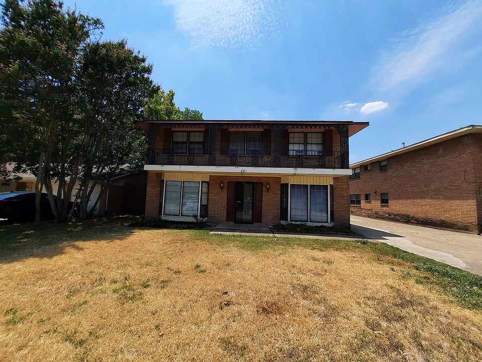 1st image of 2101 Oakhurst Dr APT A
