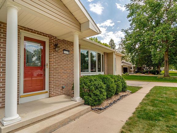 2nd image of 2820 Willow Ln
