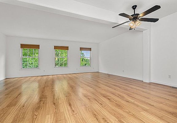 3rd image of 64A Sharon St Floor 2