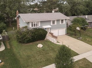 2040 Hilltop Rd, Hoffman Estates, IL 60169