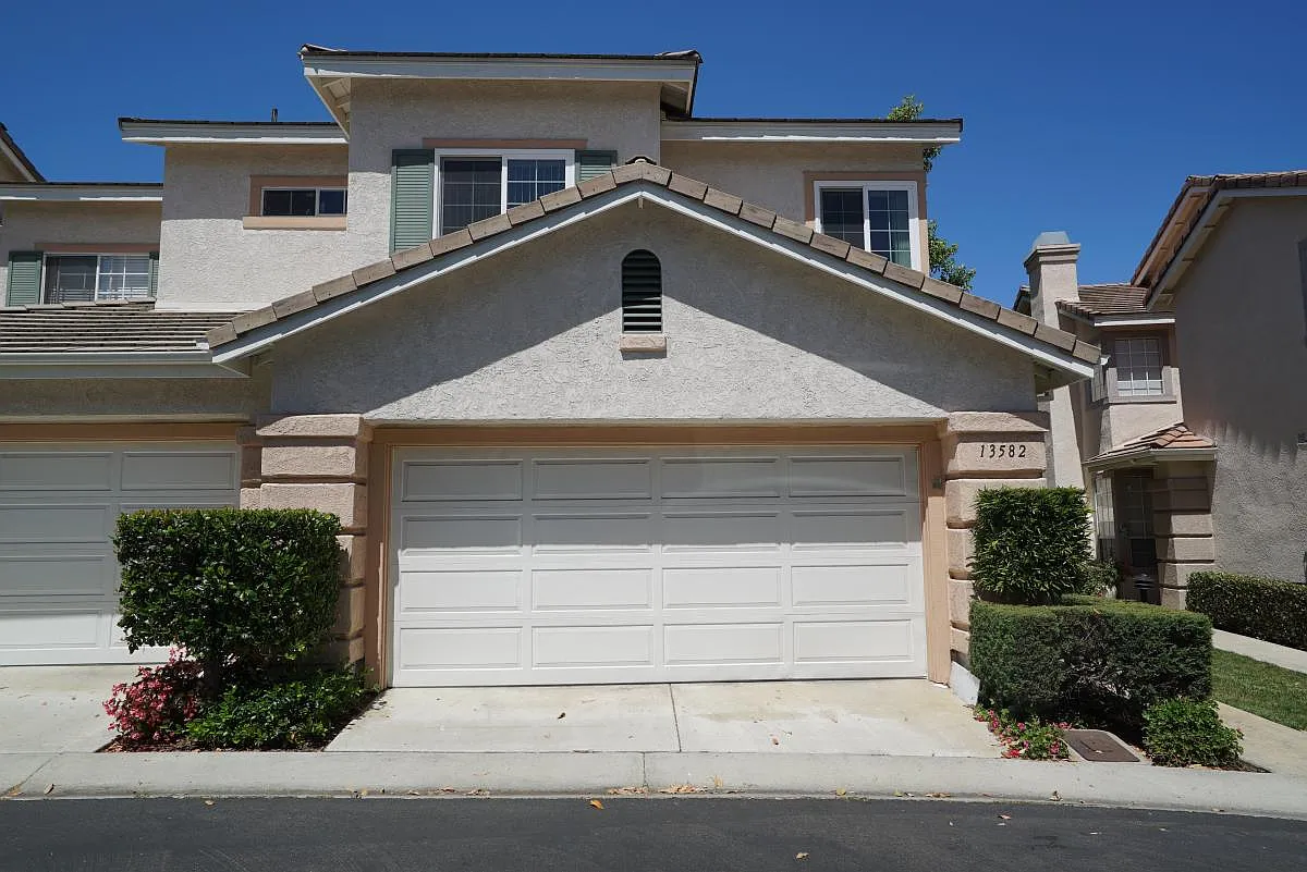 3 bed, 2.5 bath, 1550 sqft, $5,100 — Photo 2