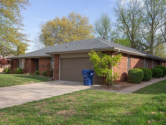 1734 garage and side entry