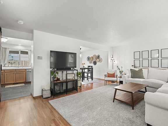 3rd image of 1101 E Sunset Dr