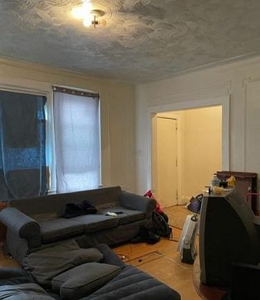 4th image of 349 Leslie St