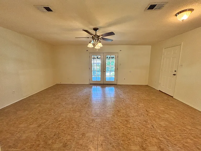 1040 Anderson Dr — Photo 5