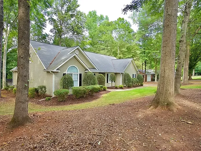 22 Country Club Dr — Photo 3