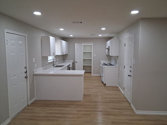 3rd image of 3411 Oleander Ave