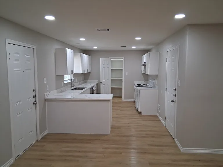 3411 Oleander Ave — Photo 3
