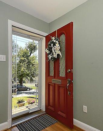 4th image of 9922 Edward Ave