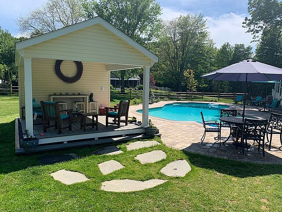 3rd image of 3820 Sharon Dr