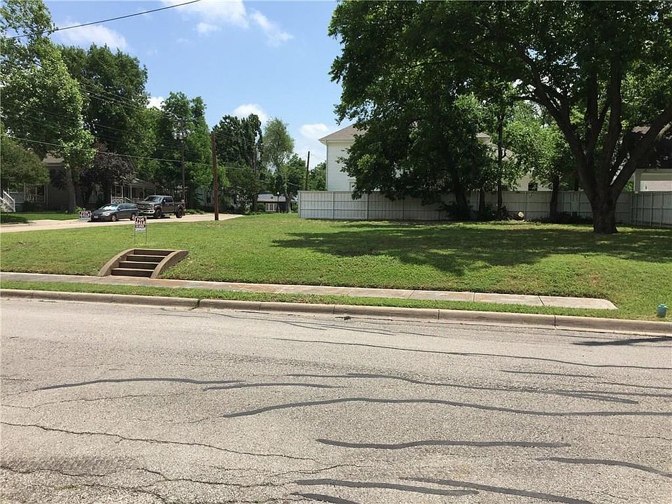 1st image of 617 W Hunt St